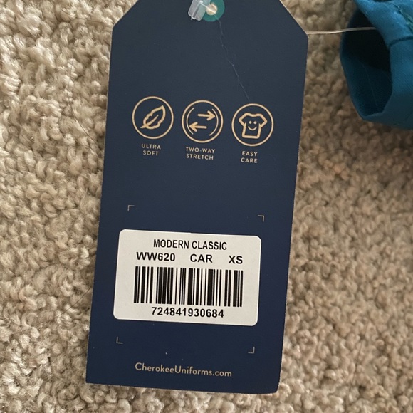 NWT Cherokee workwear revolution scrub top - Picture 2 of 2